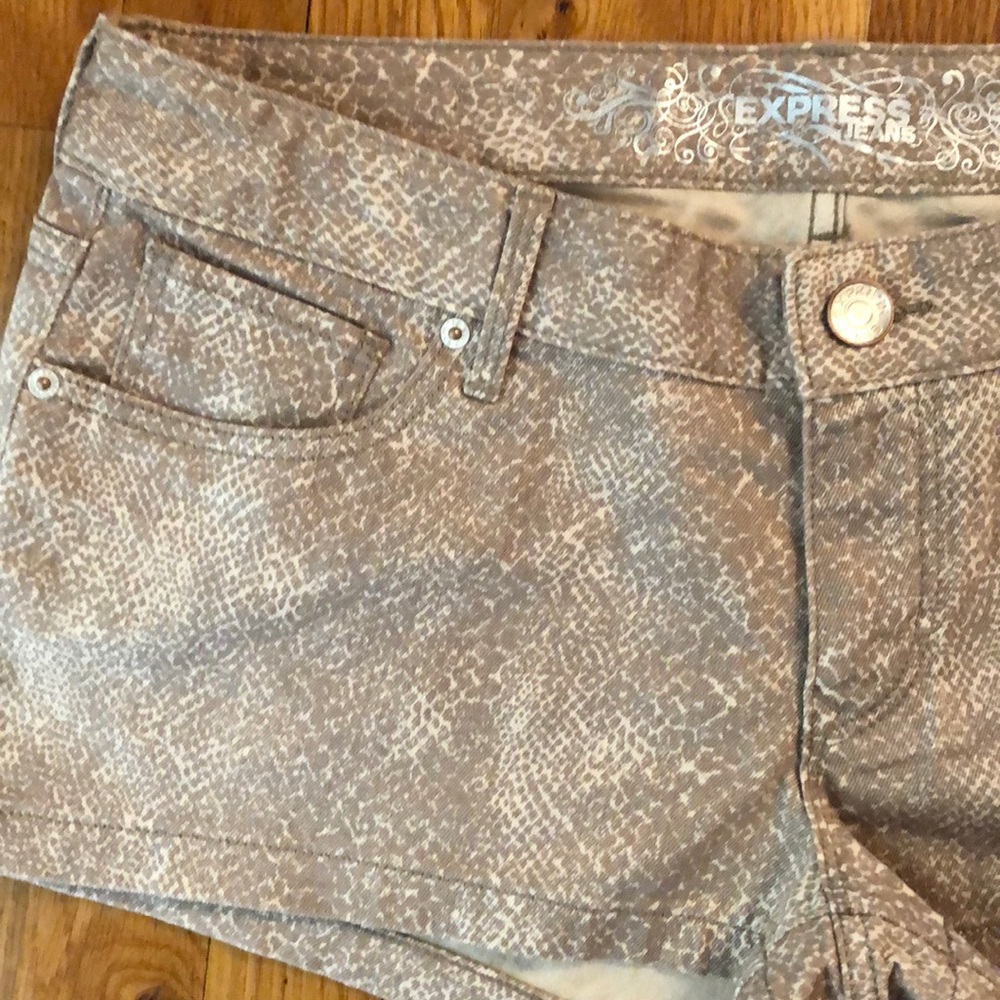 EXPRESS Patterned Shorts - Picture 4 of 5